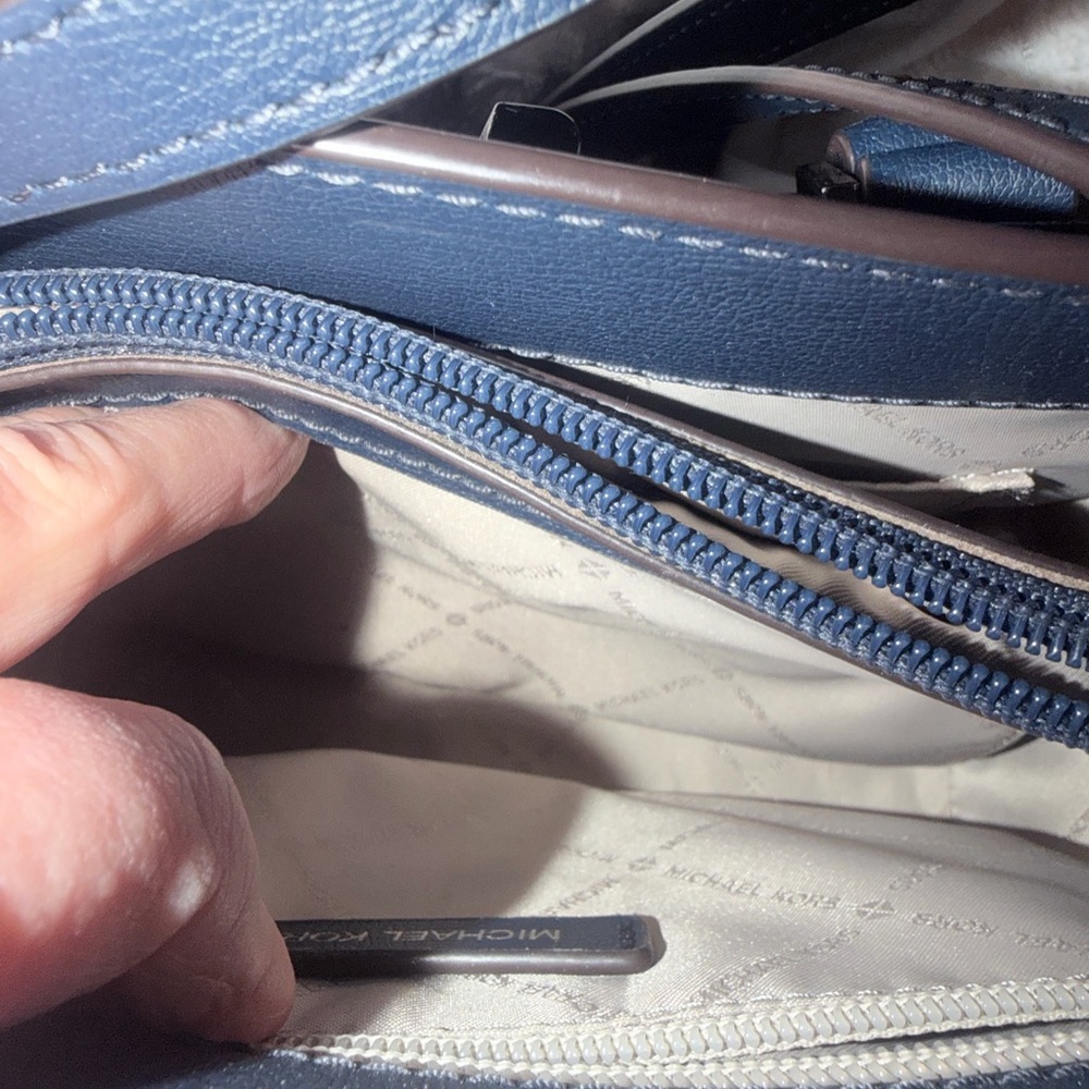 Like new Michael Kors Crossbody. Blue - Picture 3 of 5